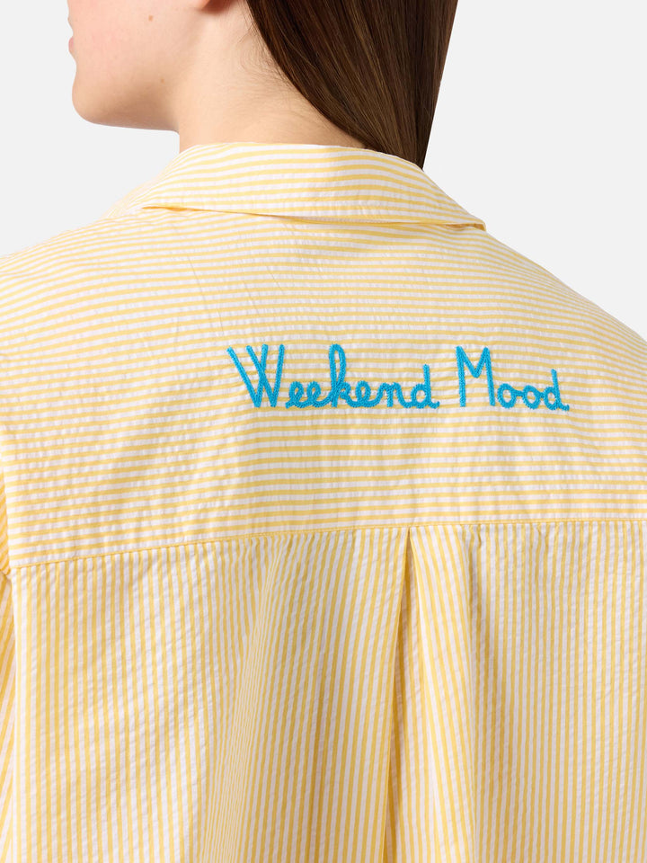 Gestreiftes Cristal-Hemd aus gelbem Seersucker mit Weekend Mood-Stickerei 