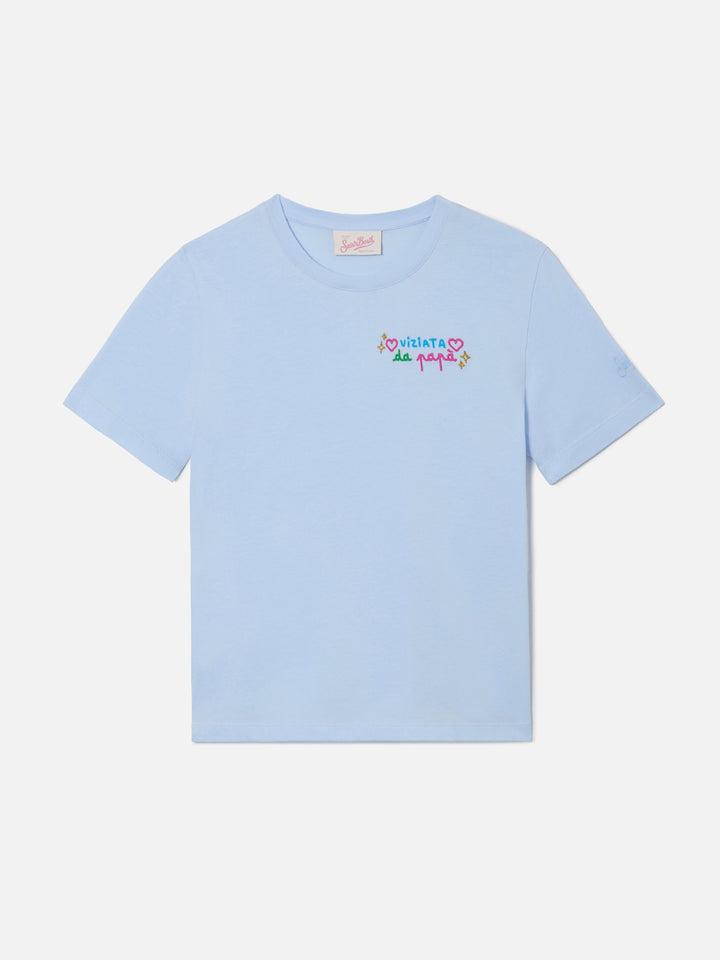 Elly T-Shirt aus hellblauer Baumwolle mit Stickerei „Viziata da papà“ 
