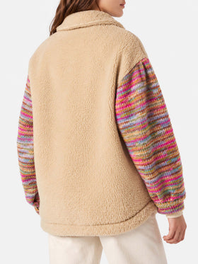 Elys beigefarbene Jacke in Sherpa-Optik mit Häkeldetails 