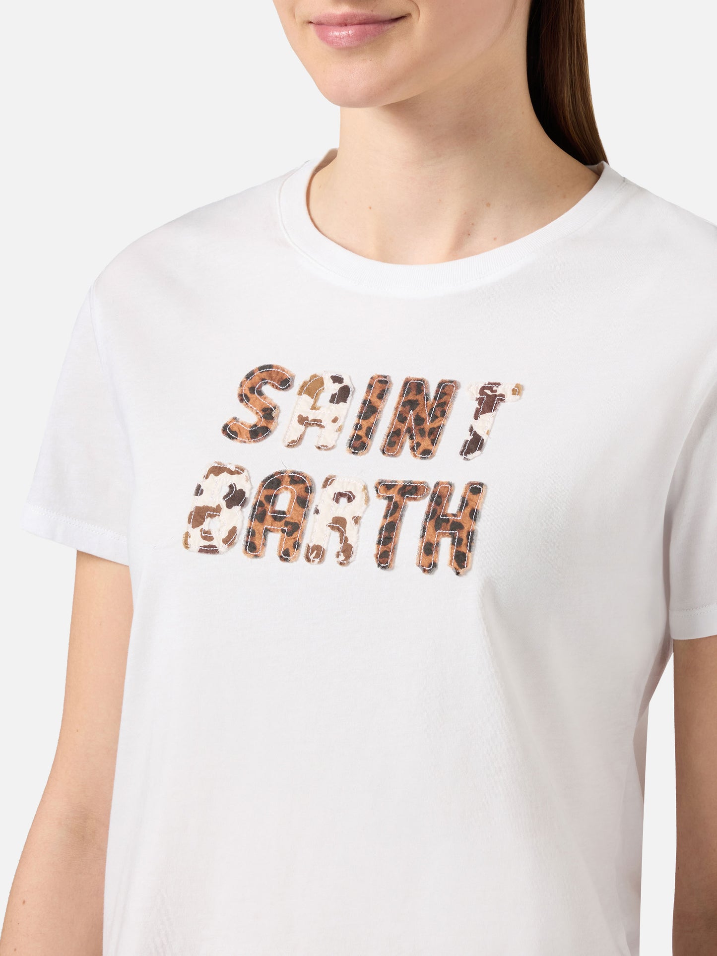 T-shirt Emilie bianca con patch logo animalier ricamata