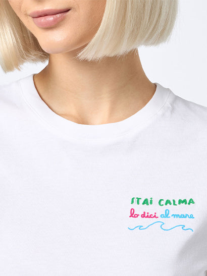 T-shirt da donna girocollo Emilie in jersey di cotone con ricamo Stai calma