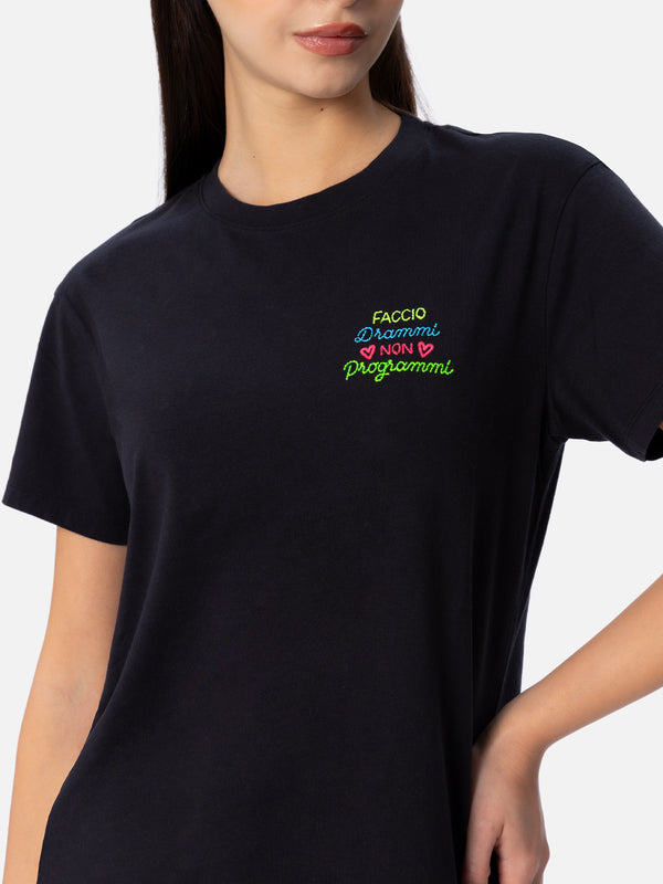 T-shirt da donna girocollo Emilie in jersey di cotone con ricamo Faccio Drammi Non Programmi