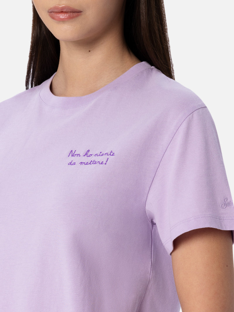 Lilafarbenes Rundhals-T-Shirt Emilie aus Baumwolljersey für Damen mit Stickerei „Non ho niente da mettere“