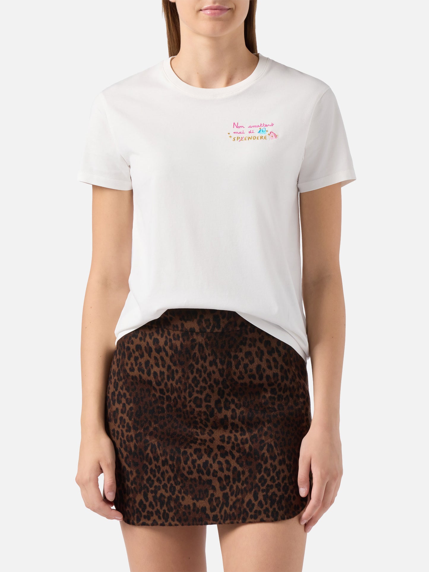 T-shirt Emilie in cotone bianco con ricamo Non smetterò mai di Sp(l)endere