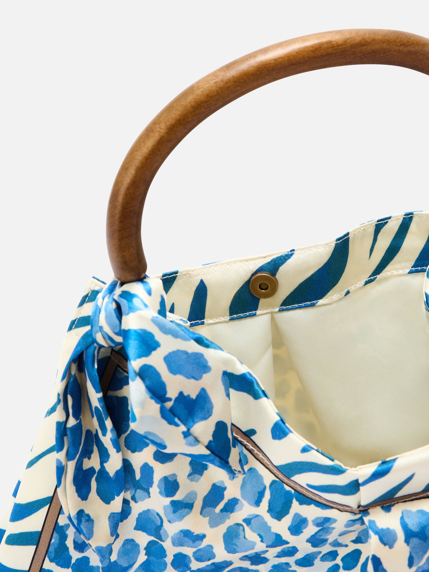 Bolso foulard de seda con asa de madera y estampado animal 