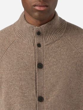 Beiger Galway Cardigan aus Lammwolle mit hohem Kragen 