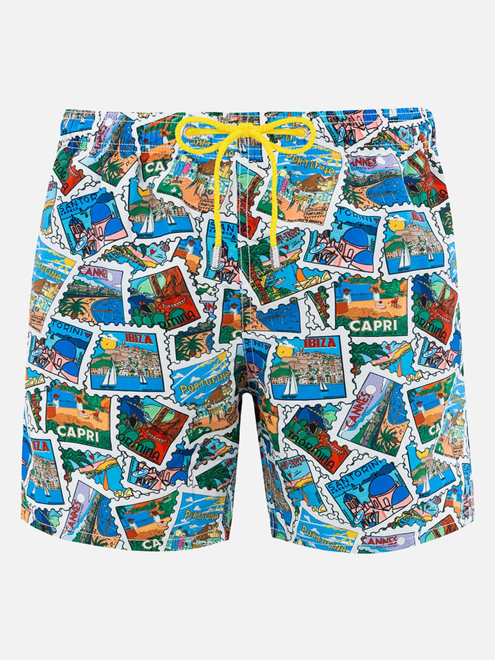 Mittellange Gustavia-Badeshorts für Herren mit Postkarten-Mix-Print | ALESSANDRO ENRIQUEZ SONDERAUSGABE