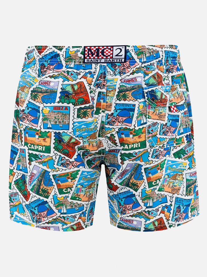 Mittellange Gustavia-Badeshorts für Herren mit Postkarten-Mix-Print | ALESSANDRO ENRIQUEZ SONDERAUSGABE