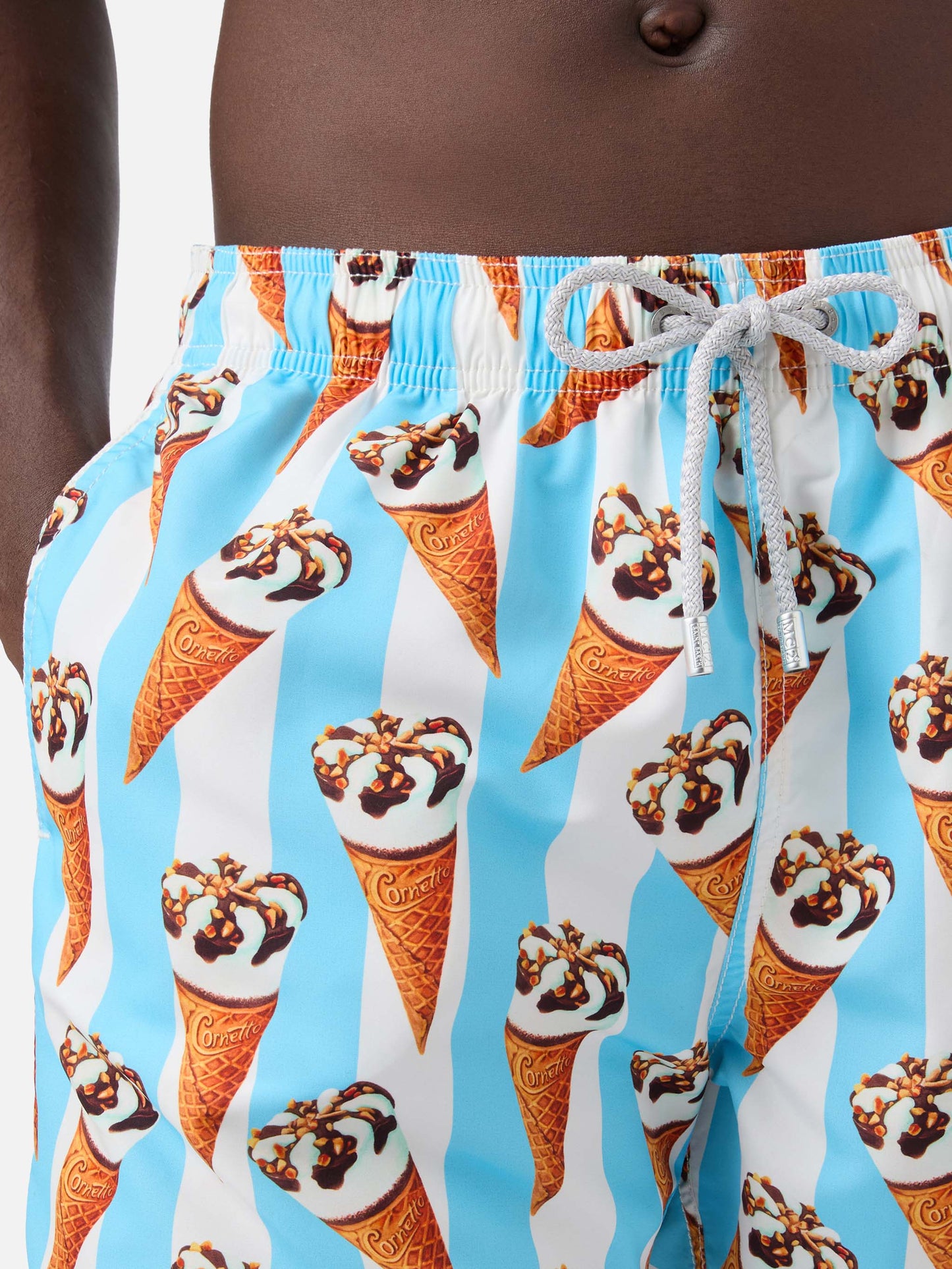 Klassische Herren-Badeshorts mit Cornetto-Print | ALGIDA® SONDEREDITION