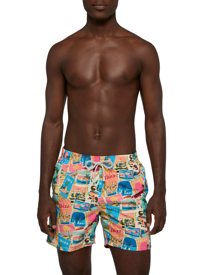 Mittellange Badeshorts „Gustavia“ mit Ibiza-Postkartendruck | AI-MITGLIEDSCHAFTLICHES DESIGN VON RICKDICK – UNTERSTÜTZT VON RED-EYE
