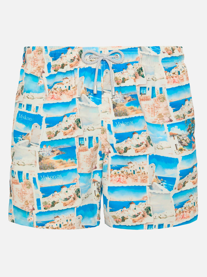 Mittellange Gustavia-Badeshorts mit Mykonos-Postkartendruck | AI-MITENTWICKELTES DESIGN VON RICKDICK – POWERED BY RED-EYE
