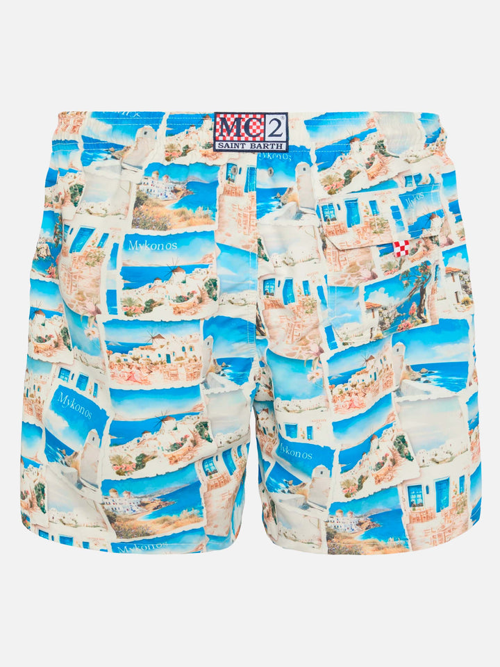Mittellange Gustavia-Badeshorts mit Mykonos-Postkartendruck | AI-MITENTWICKELTES DESIGN VON RICKDICK – POWERED BY RED-EYE