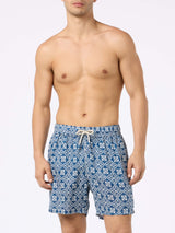 Mittellange Herren-Badeshorts Gustavia aus Leinen mit Majolika-Print