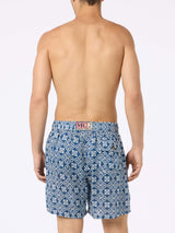 Mittellange Herren-Badeshorts Gustavia aus Leinen mit Majolika-Print