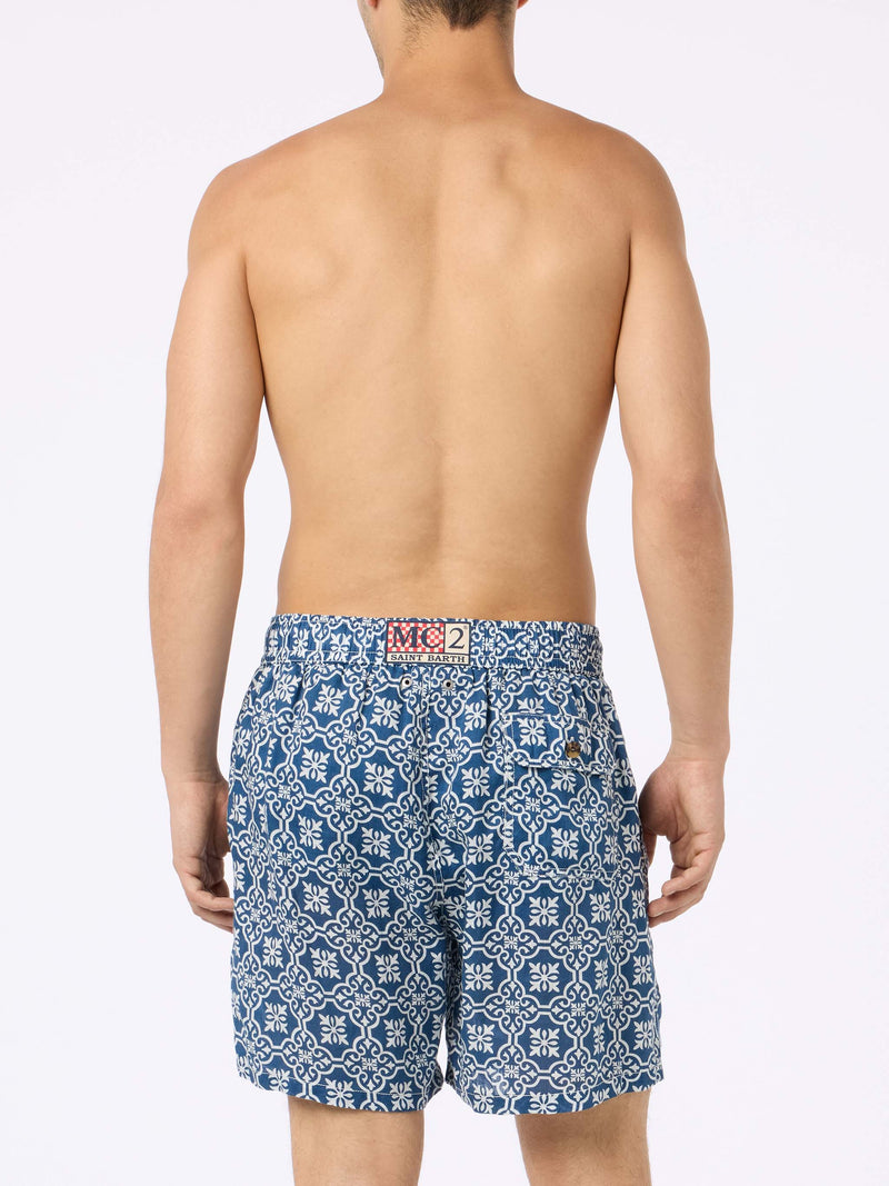 Mittellange Herren-Badeshorts Gustavia aus Leinen mit Majolika-Print