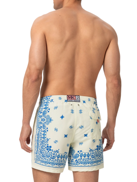 Mittellange Badeshorts Gustavia mit platziertem Bandanna-Print