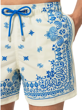 Mittellange Badeshorts Gustavia mit platziertem Bandanna-Print