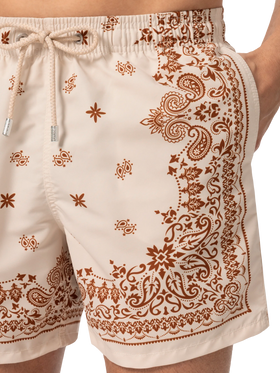 Mittellange Badeshorts Gustavia mit platziertem Bandanna-Print