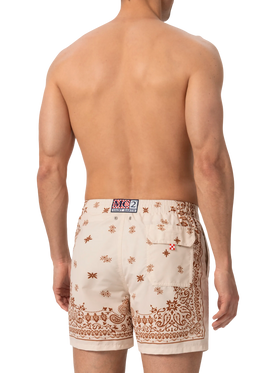 Mittellange Badeshorts Gustavia mit platziertem Bandanna-Print