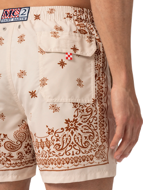Mittellange Badeshorts Gustavia mit platziertem Bandanna-Print