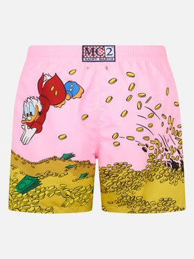 Mittellange Gustavia-Badeshorts für Herren mit platziertem „Onkel Dagobert“-Aufdruck ©DISNEY SONDEREDITION