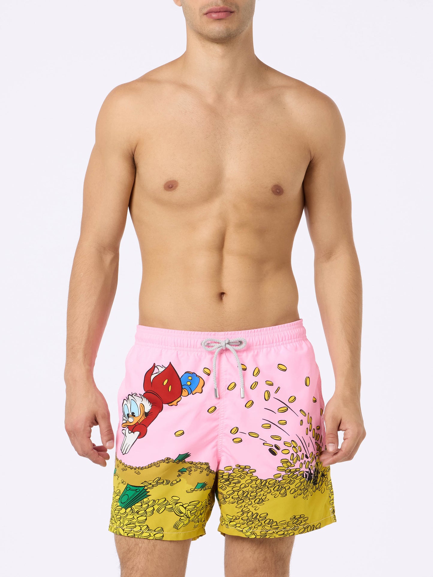Mittellange Gustavia-Badeshorts für Herren mit platziertem „Onkel Dagobert“-Aufdruck ©DISNEY SONDEREDITION