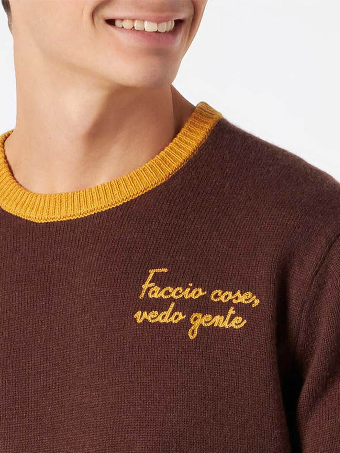 Brauner Herrenpullover mit Faccio-Cose- und Vedo-Gente-Stickerei