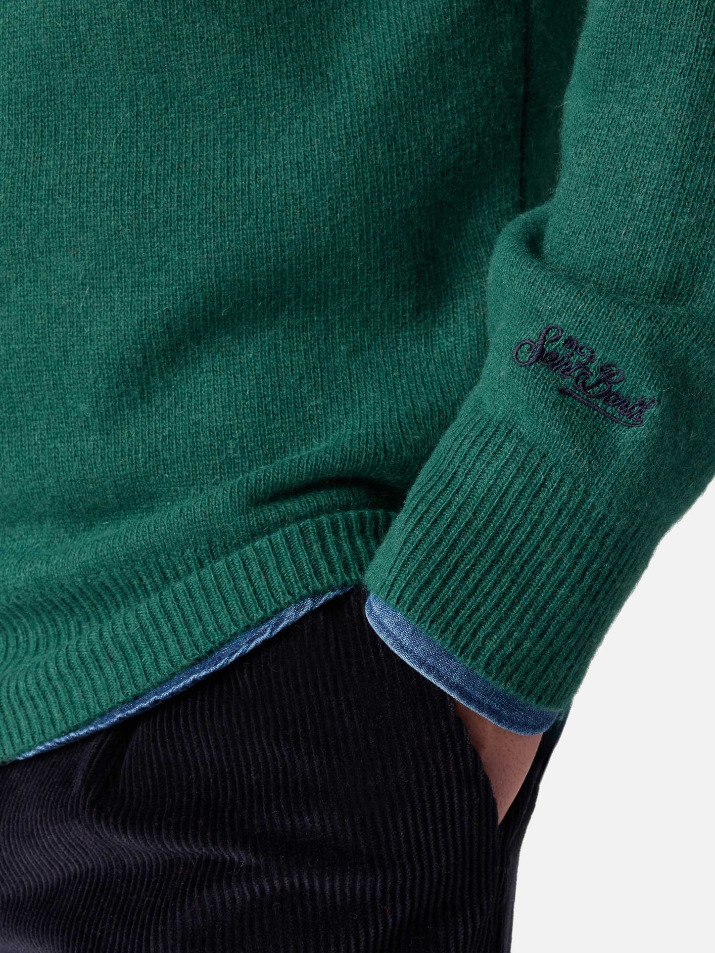 Green sweater Heron with Non sarà un'avventura embroidery