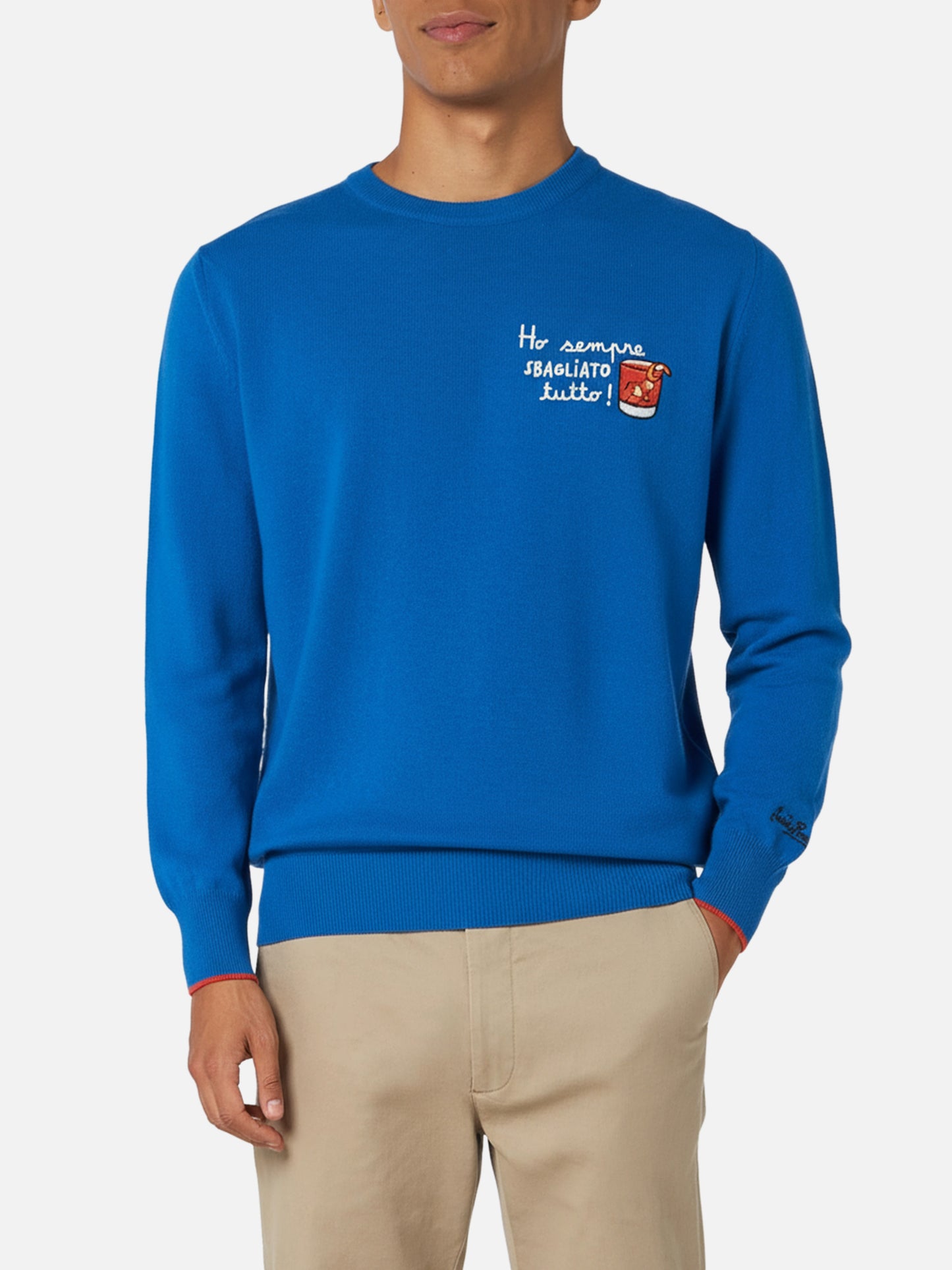 Herren-Skipullover Heron in Blau mit Stickerei „Ho sempre sbagliato tutto“.