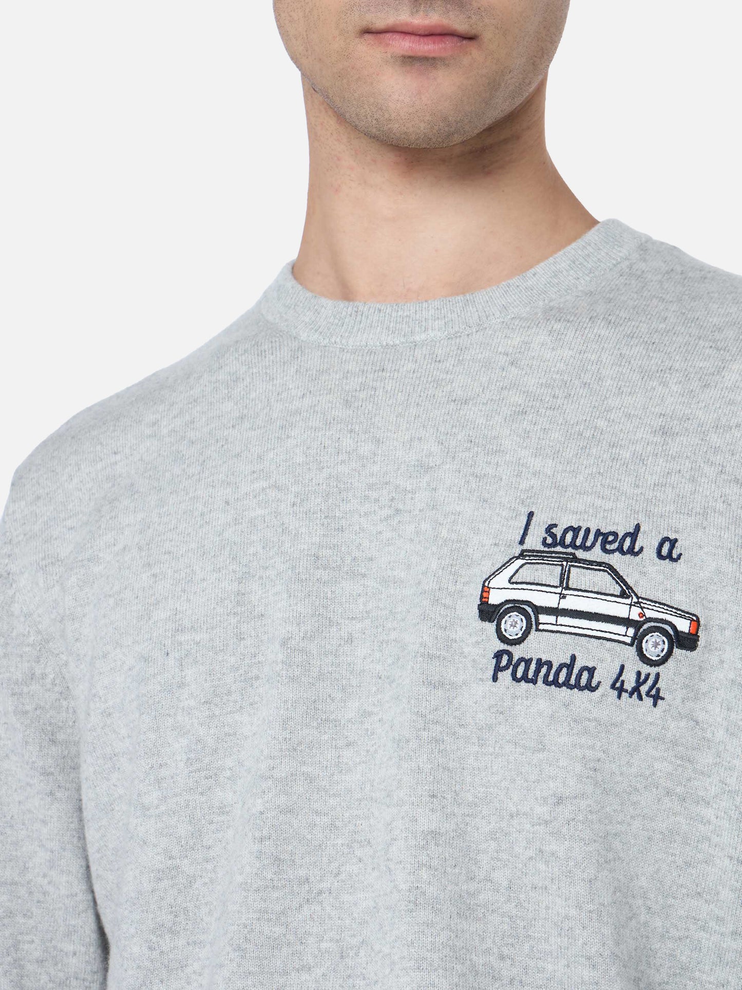 Grauer Herrenpullover Heron mit „I saved a Panda 4x4“-Stickerei | FIAT PANDA SPECIAL EDITION