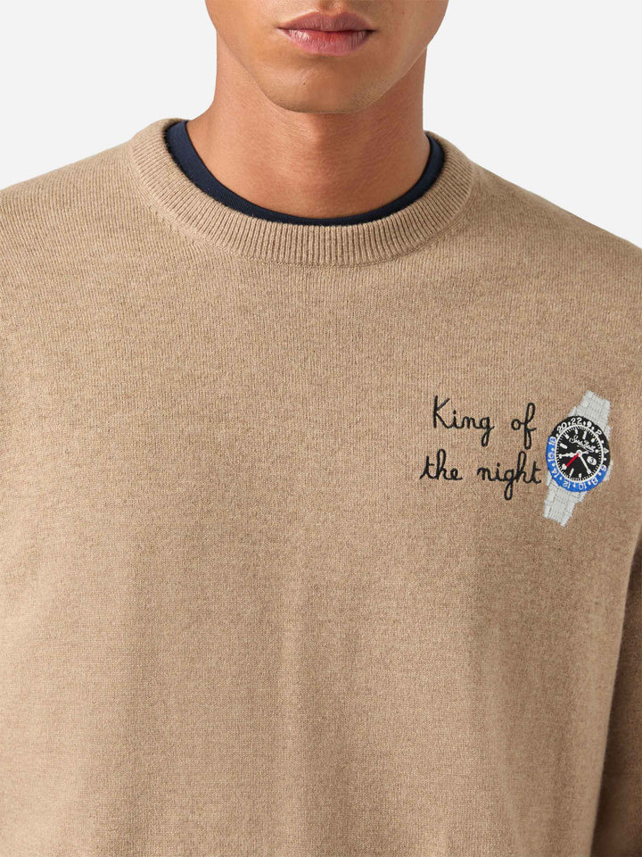 Jersey de cuello redondo Beige Heron en mezcla de lana ligera y cachemira con bordado King Of The Night 
