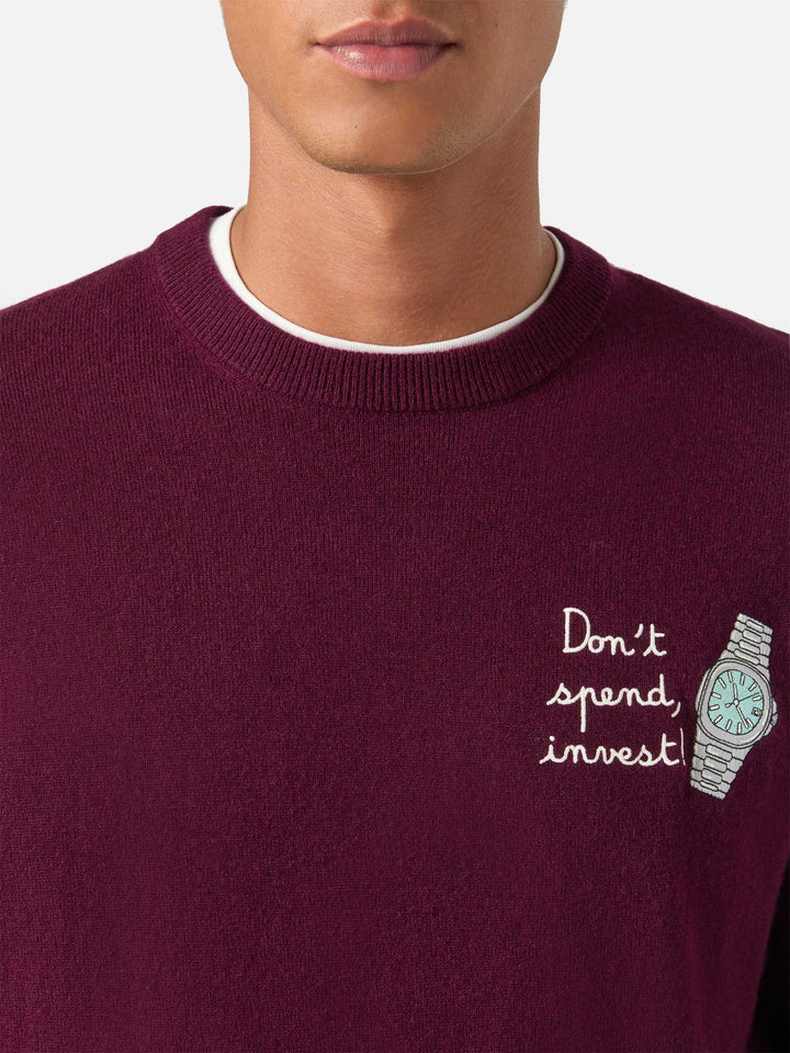 Jersey de cuello redondo Burgundy Heron en mezcla ligera de lana y cachemira con bordado Don't Spend, Invest 