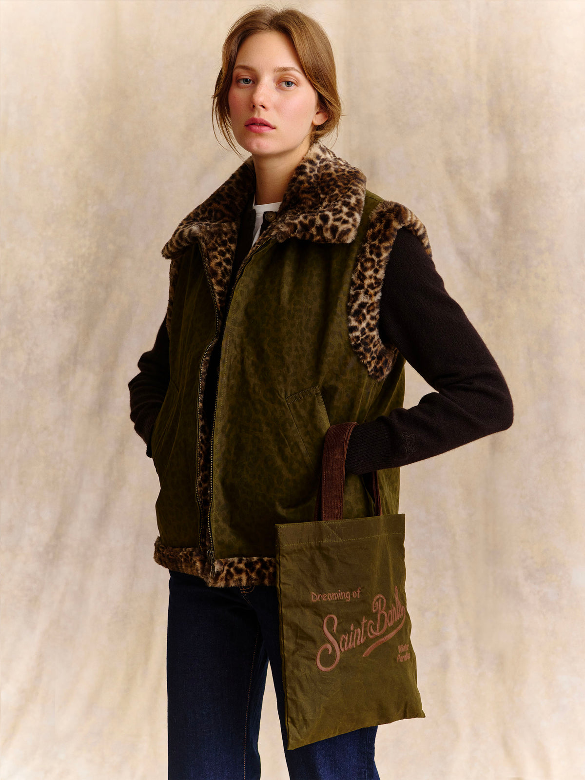 Gilet Hesketh verde militare reversibile in tessuto cerato ed effetto pelliccia leopardata