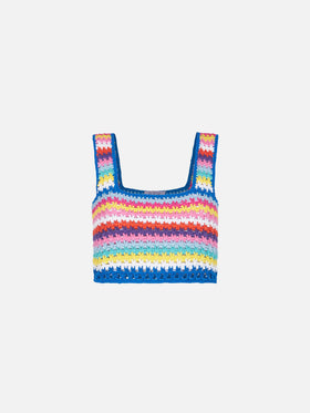 Top Halima de crochet multicolor sobre fondo bluette 
