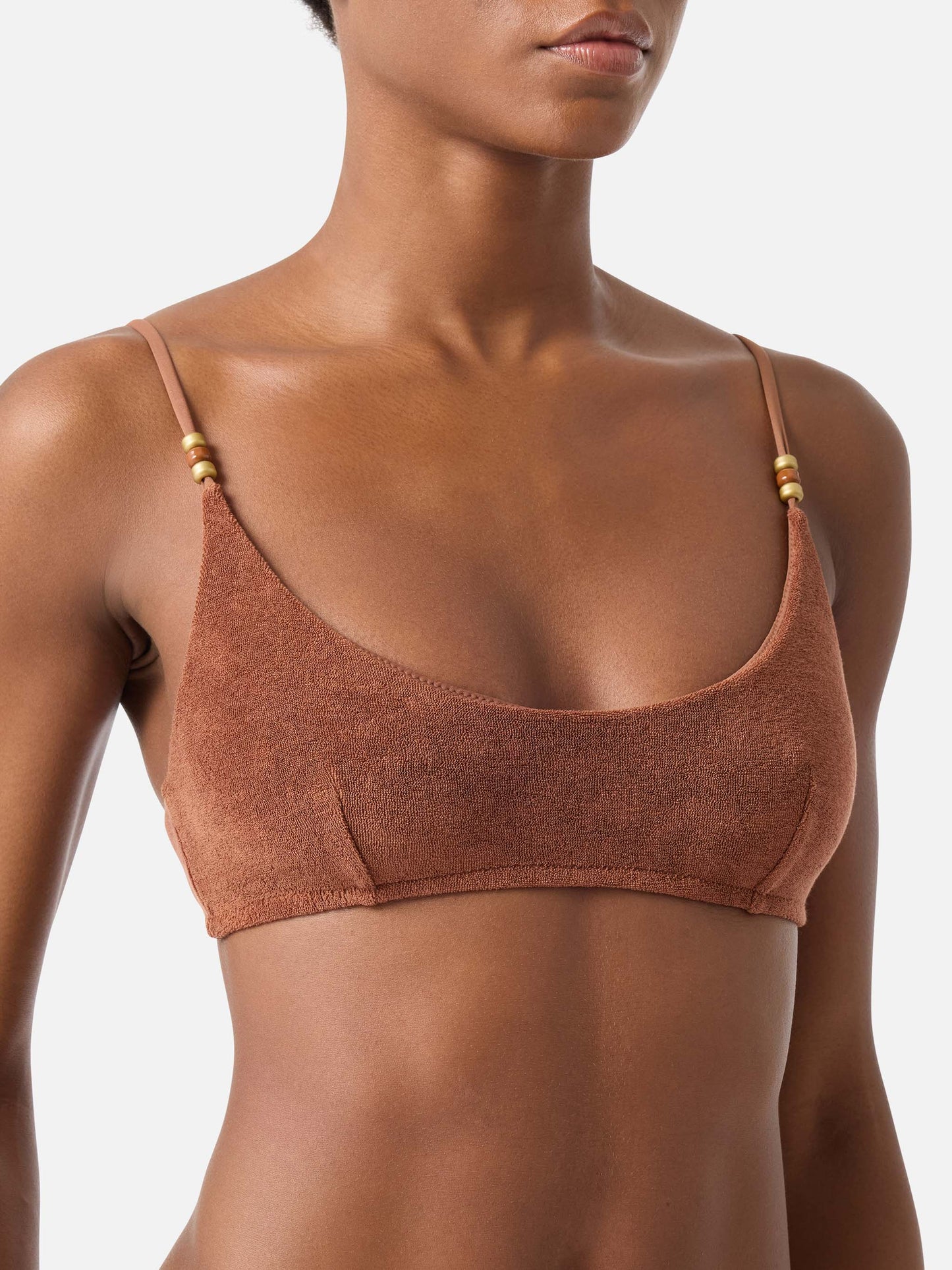 Braunes Judy Frottee-Bralette-Bikinioberteil mit Charms 