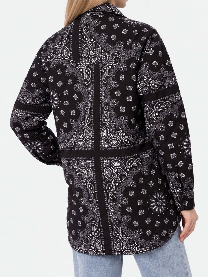 Kimmy wattierte Jacke mit schwarzem Bandana-Print 