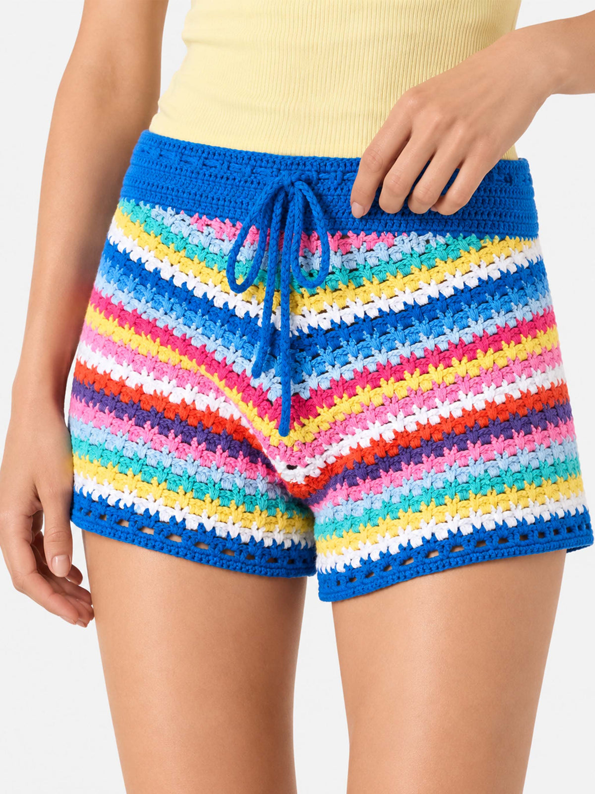 Short Kalima en crochet multicolore sur fond bleuette 