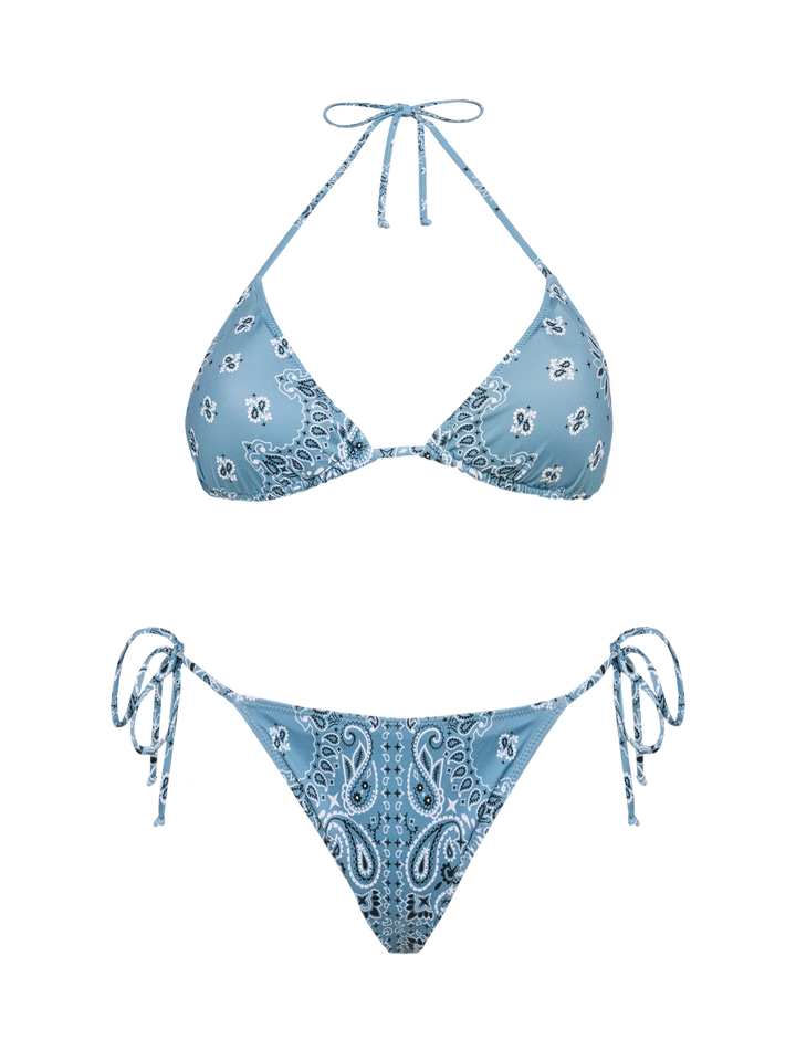 Klassische Badehose „Marielle“ mit Bandanna-Print – Badeanzug „Leah“ mit Triangel-Top und Bandanna-Print