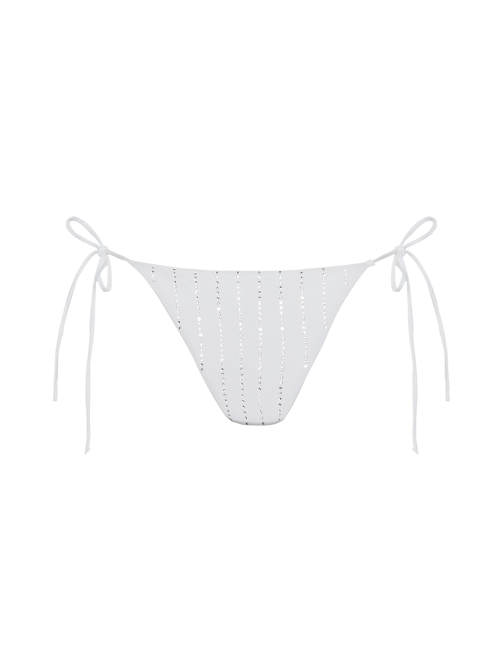 Klassische weiße Badehose „Marielle“ mit gestreifter Strassverzierung – Badeanzug „Leah“ mit Triangel-Oberteil und gestreifter Strassverzierung