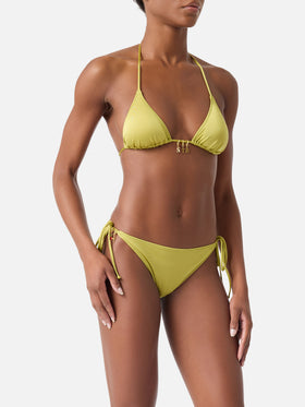 Bikini triangular Leah Virgo verde pistacho con acabado brillante y charms 