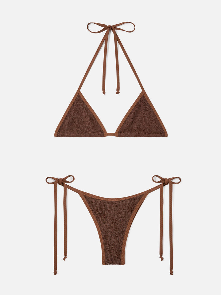 Bikini triangular Leah Norah de tejido crinkle marrón con ribetes 