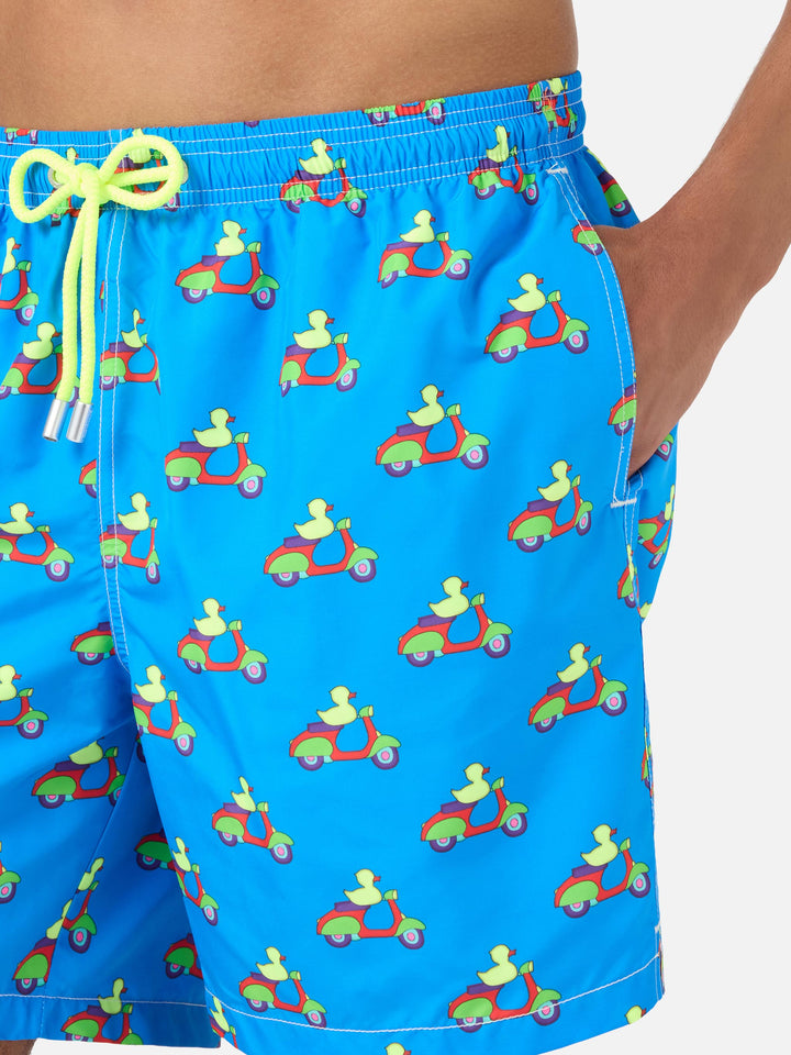 Blaue Badeshorts mit Enten-auf-Scootern-Print | Special Edition 