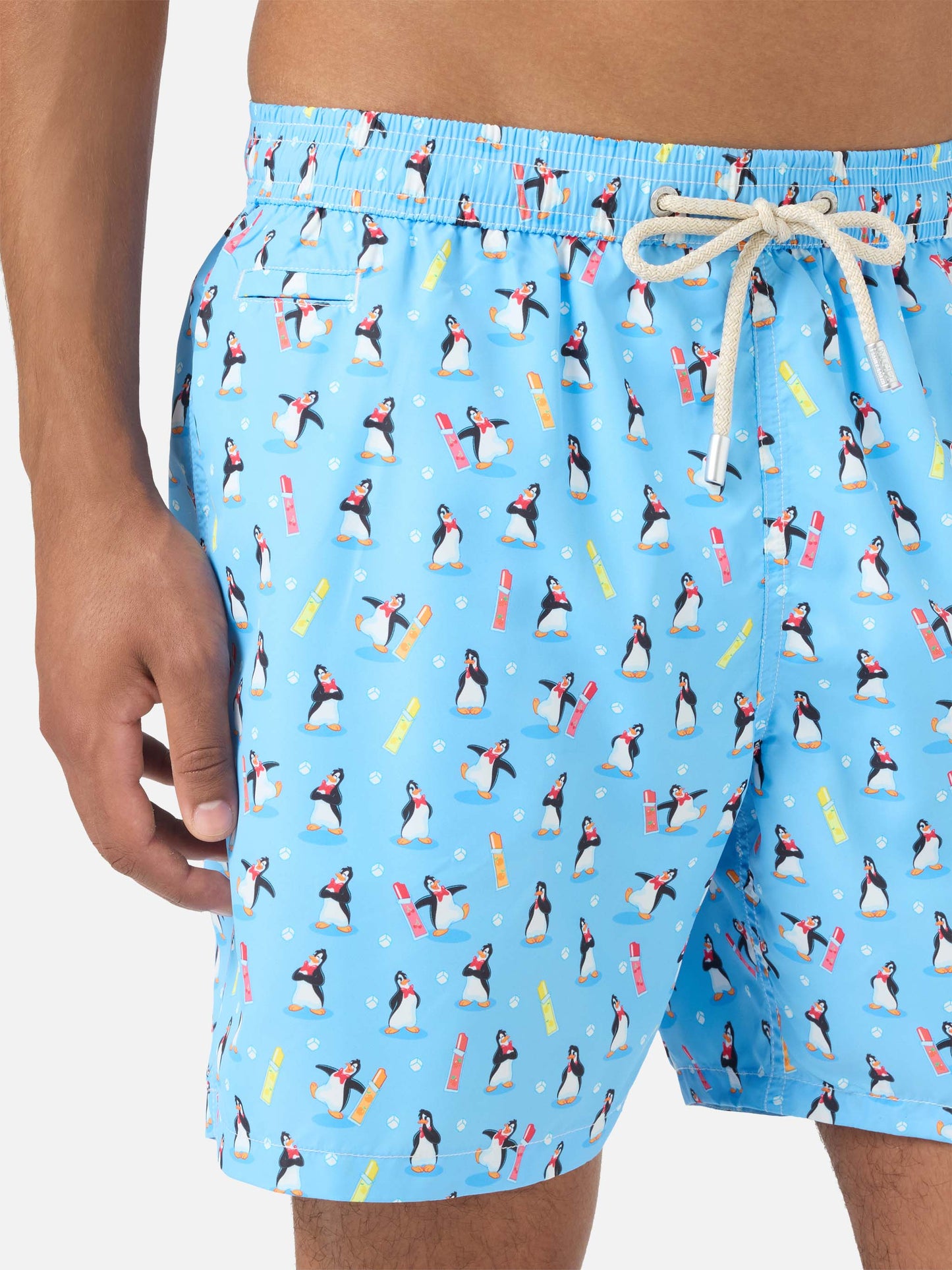 Hellblaue Lighting Micro Badeshorts mit Eisbären-Pinguin-Print | POLARETTI SPECIAL EDITION 