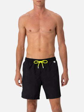 Schwarze Badeshorts für Herren aus leichtem Stoff Lighting Pantone | PANTONE® SPECIAL EDITION