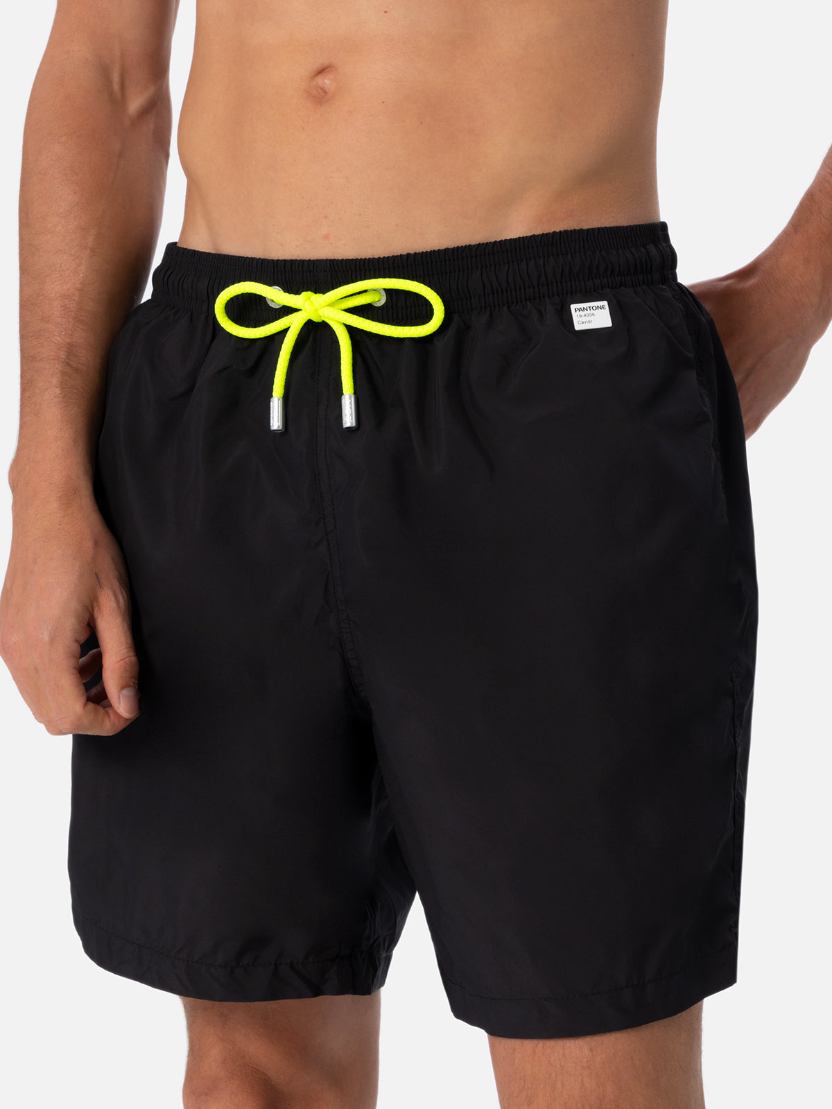 Schwarze Badeshorts für Herren aus leichtem Stoff Lighting Pantone | PANTONE® SPECIAL EDITION