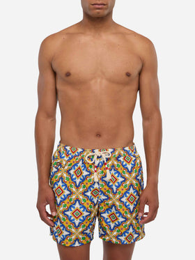 Costume da bagno da uomo in tessuto leggero con stampa maiolica