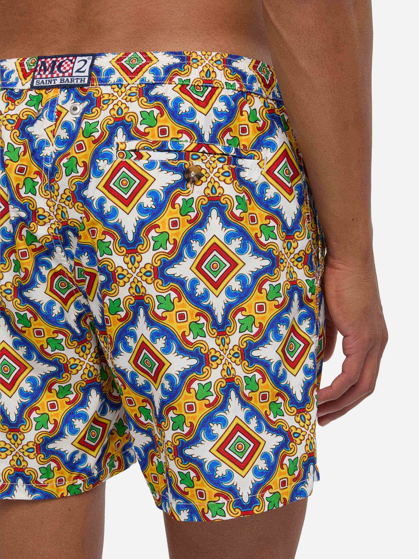 Costume da bagno da uomo in tessuto leggero con stampa maiolica