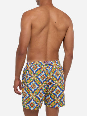 Costume da bagno da uomo in tessuto leggero con stampa maiolica