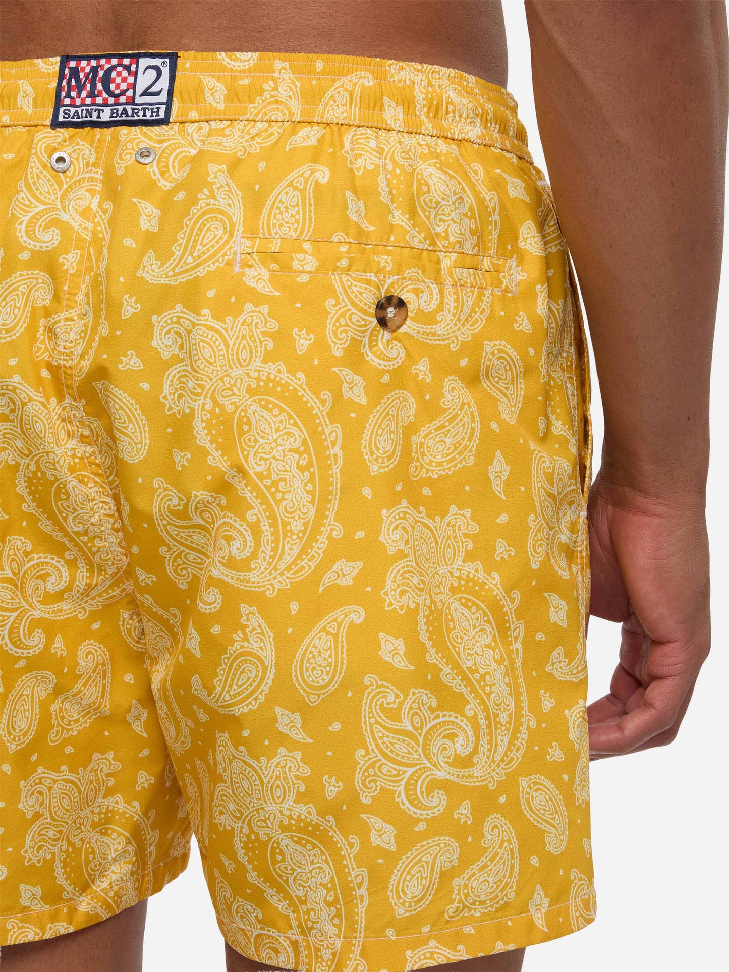 Herren-Badeshorts aus leichtem Stoff mit ockerfarbenem Paisley-Print