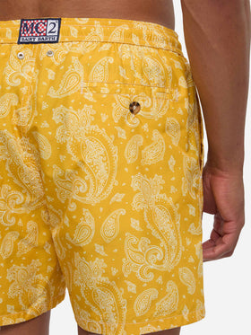 Herren-Badeshorts aus leichtem Stoff mit ockerfarbenem Paisley-Print